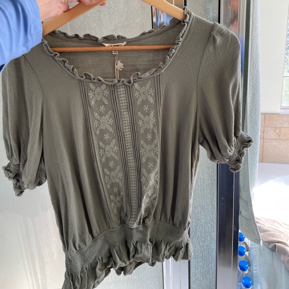 Cute olive green top!